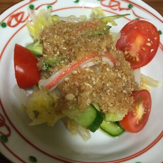 食べるゴマドレッシングをかけた野菜サラダ